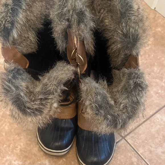 Sorel Women's Brown and Black Quilted Winter Boots - Picture 2 of 3